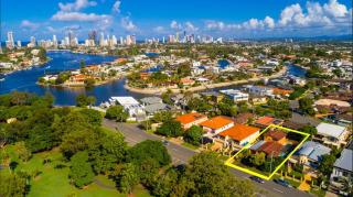 Retro on Crombie Pool Bar and Walk Everywhere - 0