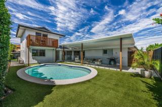 Mooloolaba Canal Retreat with Pool Sleeps 12 - 9
