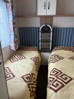 Villa on Harts holiday village, leysdown,fascities on sight, indoor swimming pool, entertainment etc, please note park passes can be purchased at reception - 4