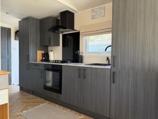 Chalet 522 op Recreatiepark De Wielen - 1