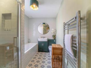 Enchanting 2-Bed Riverside Cottage with Parking in heart of Canterbury City - 6