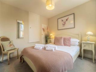 Enchanting 2-Bed Riverside Cottage with Parking in heart of Canterbury City - 7