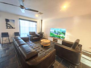 Big House-Sports Hub, Train, Craigiebn Plaza, Airport - 0