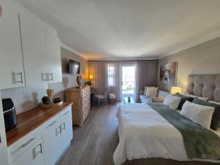 Ships Bell 17B - Luxury Harbor & Ocean View Condo - 2