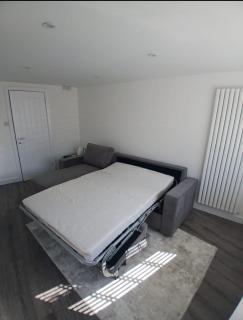 Moodyscroft Homestay, NEC, BHX, Resorts world, HS2, JLR - Netflix - 6