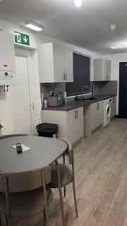 PLUS Properties Eastwood 4-Bedroom Ensuite - 9