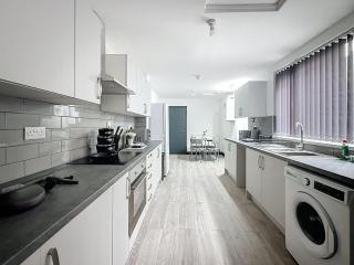 PLUS Properties Eastwood 4-Bedroom Ensuite - 8