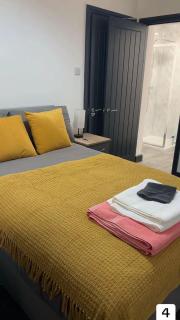 PLUS Properties Eastwood 4-Bedroom Ensuite - 4