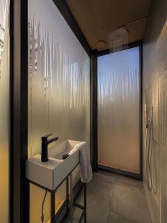 Stylish Mirrored Cabin with Hot Tub & Sauna - 3