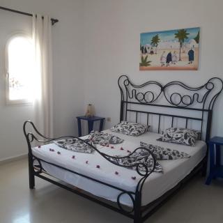 Charming villa with lovely garden & great pool - 1
