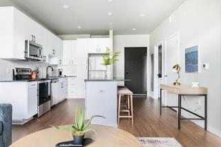 Landing Stylish 1BD Gym Courtyard - 6
