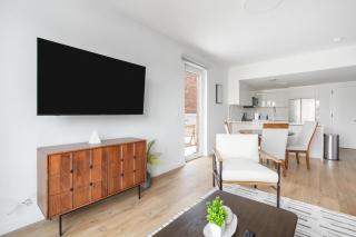 Landing Beautiful 2BD Rooftop Lounge Game Room - 4