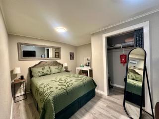 Downtown Eureka, 1 Queen bed, full kitchen, free parking - 6