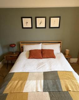 Charming 2-Bed Victorian Flat in Hackney - 4