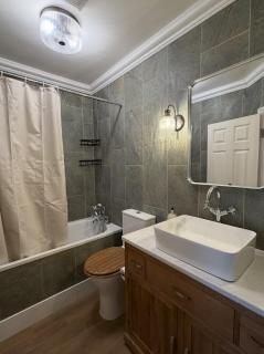 Charming 2-Bed Victorian Flat in Hackney - 6