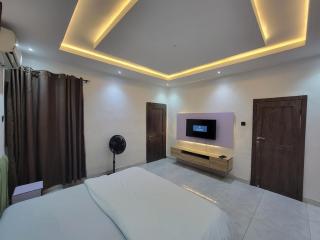 A spacious 3bedroom Flat - By INT, Airport Road - 5