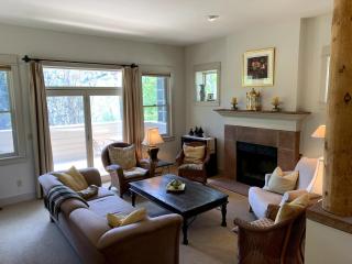 Three bedroom home, mountain views, great light! - 9