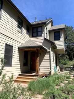 Three bedroom home, mountain views, great light! - 3