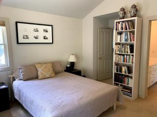 Three bedroom home, mountain views, great light! - 2