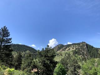 Three bedroom home, mountain views, great light! - 1