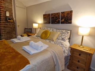 The Old Dairy, comfy 1 bedroom apartment with lounge,bathroom and kitchenette near town, pubs and walks - 4