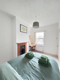 Charming 2 Bed Terrace in Central Caversham - 2