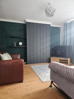 Valgor -3 Bedroom House-Sleeps 5 with free parking-Ideal for contractors, families and group stays-WV6 - 0