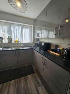 Valgor -3 Bedroom House-Sleeps 5 with free parking-Ideal for contractors, families and group stays-WV6 - 7