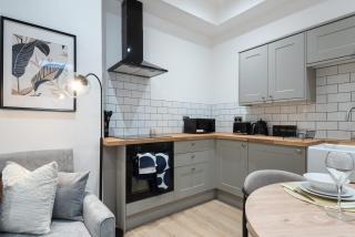 Unique Split-Level Apartment in Central Hull - 5