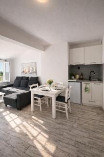 Villa Dalmacija Modern Apartments 1-Minute Walk to Beach - 2