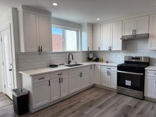 1112 W 40th Pl Rm 4 - 7