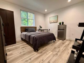 1112 W 40th Pl Rm 4 - 1