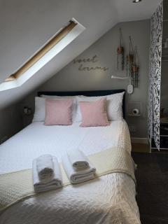 Alross room private bathroom - 1