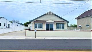 Nanas Beach House - 0