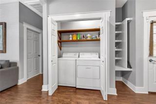 Vibrant Vacation Escape with Fast WIFI and KING BED Close to Downtown Houston! - 1