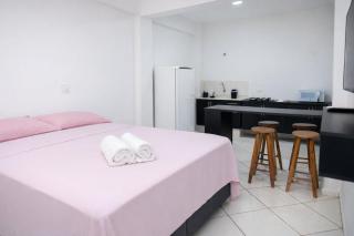 Estúdio espaçoso com sacada e cama king no centro - 9