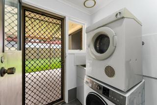 Inviting 5 Bedroom Home -Warm, Cosy & Spacious - 8