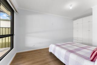 Inviting 5 Bedroom Home -Warm, Cosy & Spacious - Smithfield - 6
