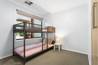 Inviting 5 Bedroom Home -Warm, Cosy & Spacious - Smithfield - 5