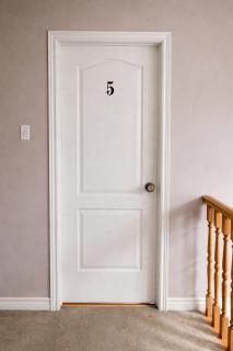 Private Queen-size Bedroom with Workspace & Mini Fridge! Brampton Shared Home with 3 Baths, Full Kitchen, WiFi, Laundry & Backyard Deck! Near Mount Pleasant GO, Ideal for Work Trips, Long Stays & Solo Travelers! - 3