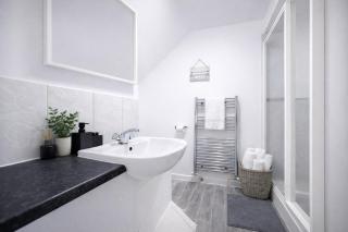 Bright & Cozy Hammersmith Flat with Terrace - London - 1