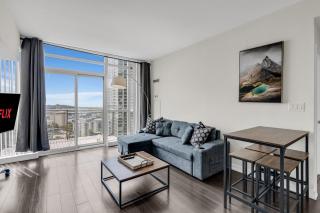 Elegant Toronto Skyline Suites With LakeView and Self Check-in - 9