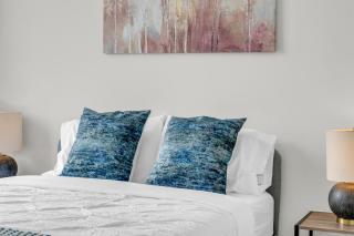 Elegant Toronto Skyline Suites With LakeView and Self Check-in - 3