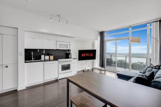 Elegant Toronto Skyline Suites With LakeView and Self Check-in - 6