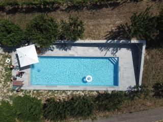 Villa Belpoggio 2BR Apartment with 15m Pool, Vineyard Views & High-Speed WiFi - 8