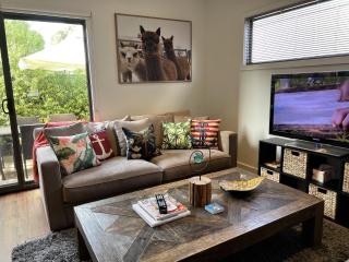 Spacious 2-Bed Townhouse Near Torquay Beach - 9