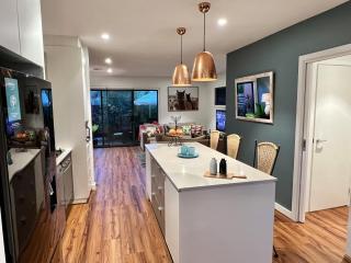 Spacious 2-Bed Townhouse Near Torquay Beach - 5