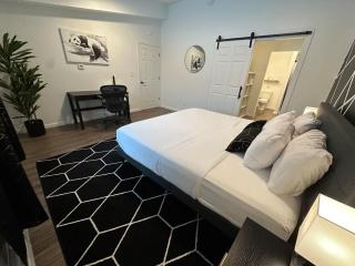 Modern Spacious 5bd King Bed Deck Near Airport - 3
