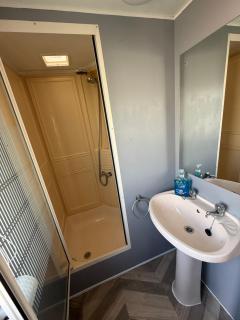 Seaview 203 - Ingoldmells, pet friendly, WiFi, bed linen and close Fantasy Island - Meadow Lakes Caravan & Lodge Hire - Ingoldmells - 2