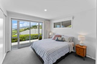 Hill Top Apartment 2 Bedroom with Sea and Hill Views - 5